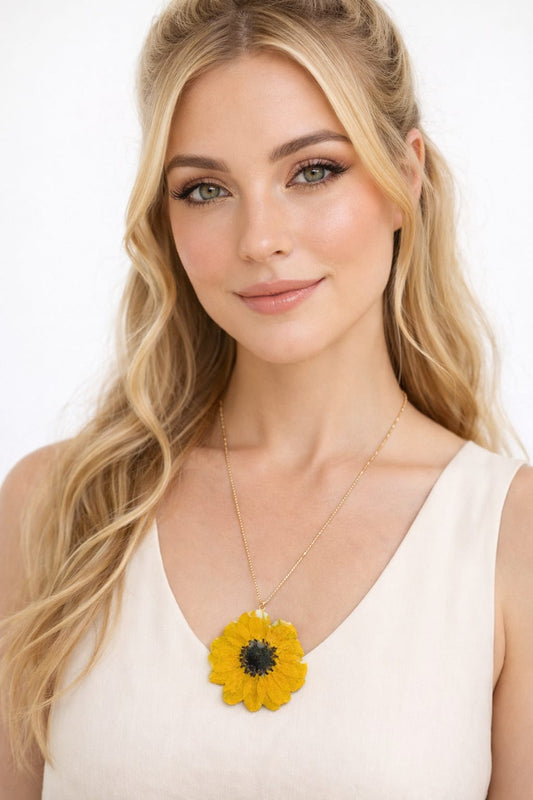 ciondolo girasole resina indossato donna gioiello artigianale Italia