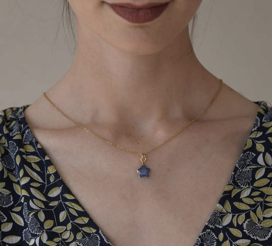 ciondolo nontiscordardime resina indossato donna gioiello artigianale Italia