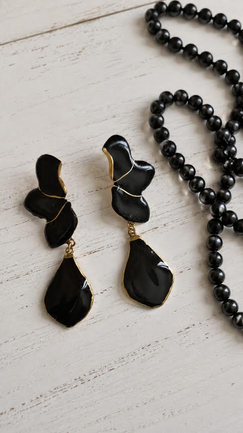 Primizie - Orecchini orchidea nera con montatura a ventaglio smaltato