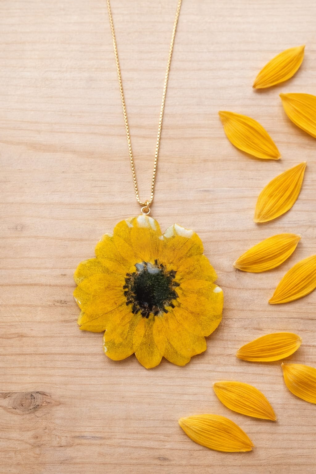 girasole in resina ciondolo artigianale Petali sulla Pelle
