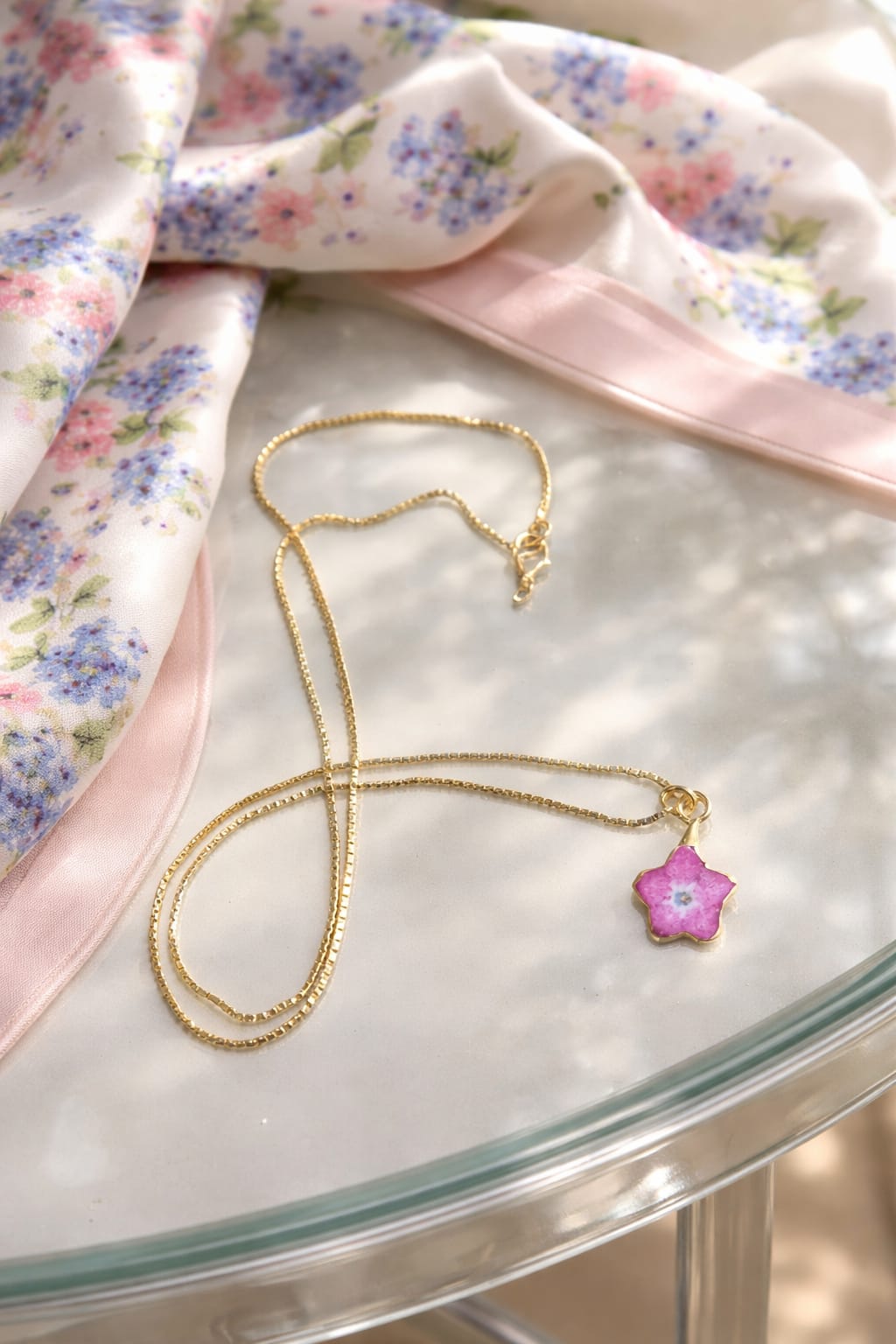 nontiscordardime rosa in resina ciondolo mignon artigianale Petali sulla Pelle