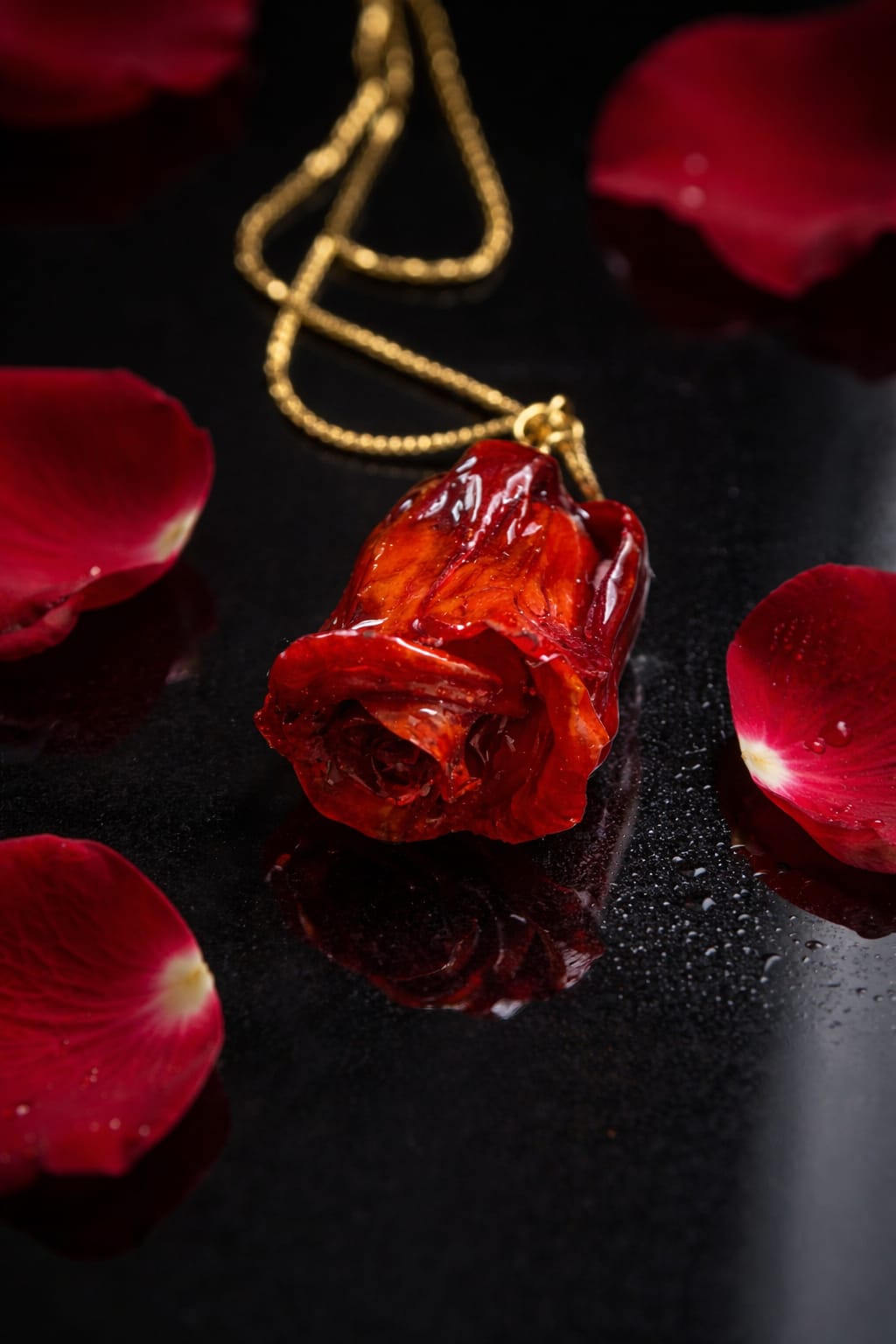 Dettaglio ciondolo con rosa rossa vera conservata in resina