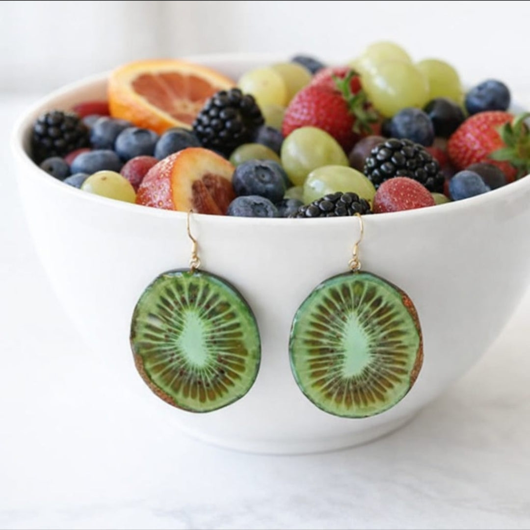 Dettaglio orecchini con fetta di kiwi vera conservata in resina