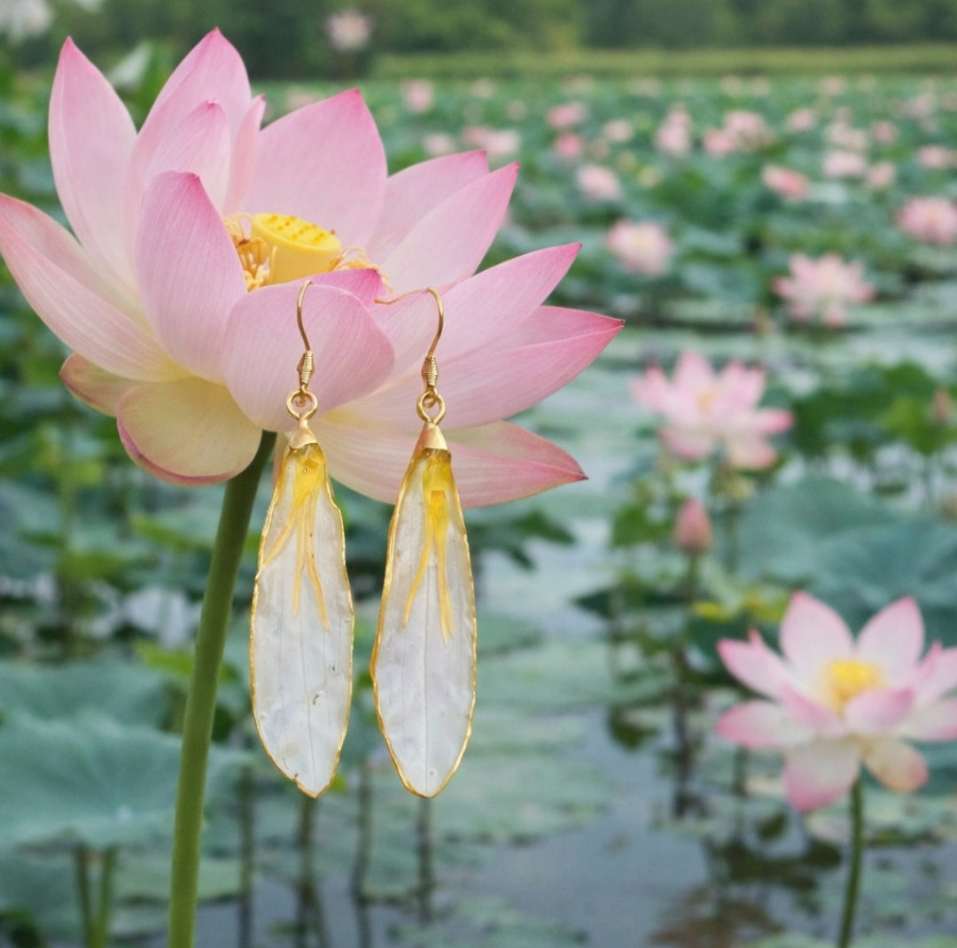 Orecchini con petali di fior di loto bianco in resina, indossati