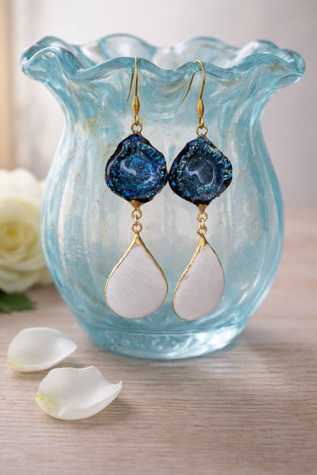 Primizie - Orecchini - Rosa bianca e montatura iridescente blu