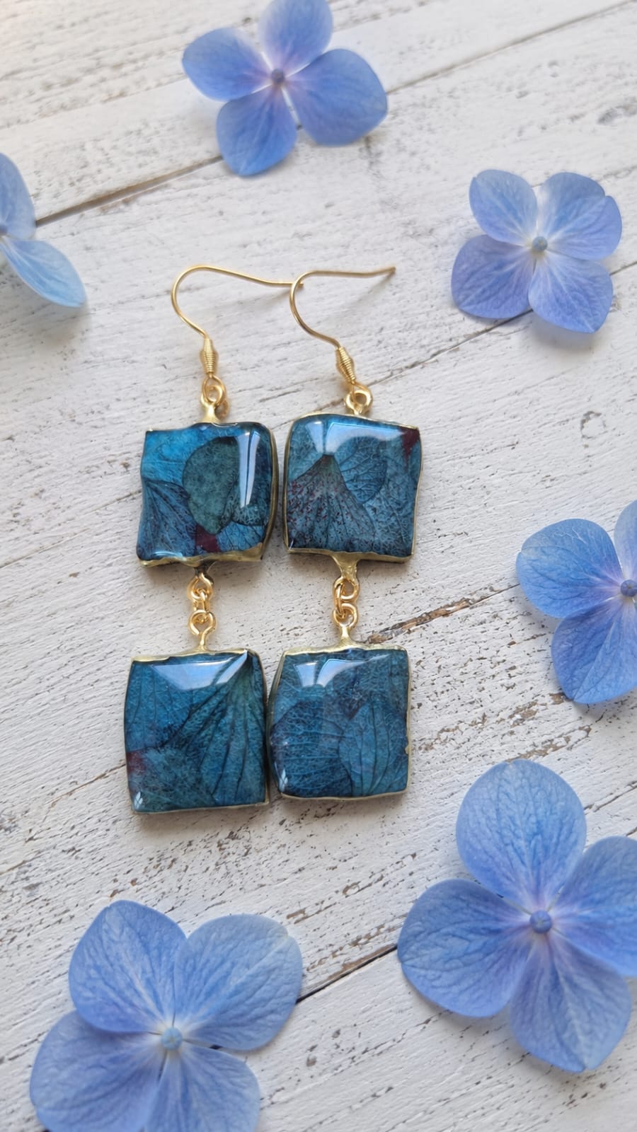 Orecchini artigianali doppi con petali di ortensia blu in resina