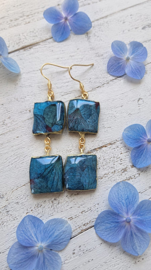 Orecchini artigianali doppi con petali di ortensia blu in resina