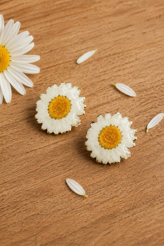 orecchini lobo margherita in resina artigianali Petali sulla Pelle