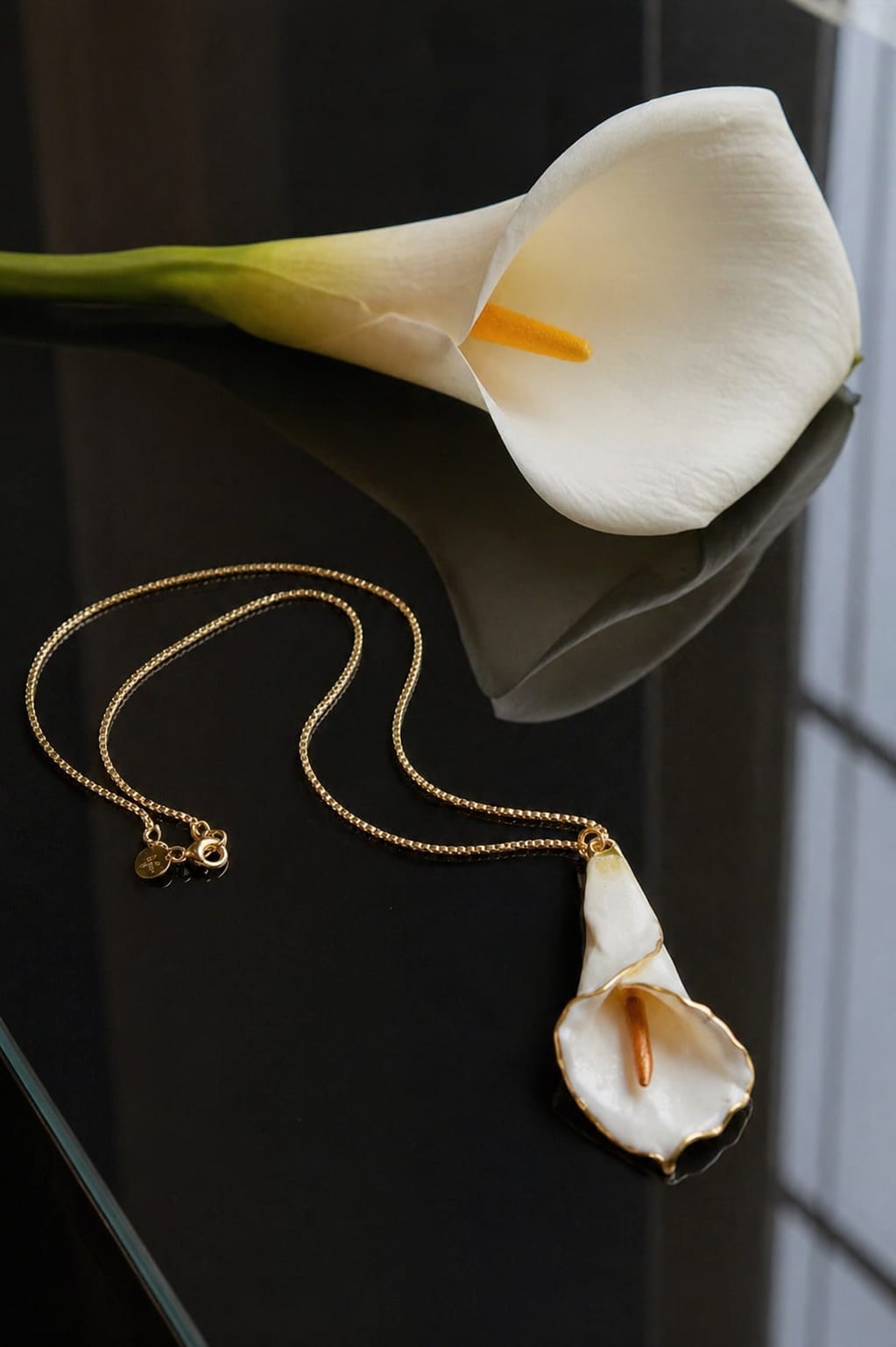 fiore calla in resina ciondolo artigianale Petali sulla Pelle