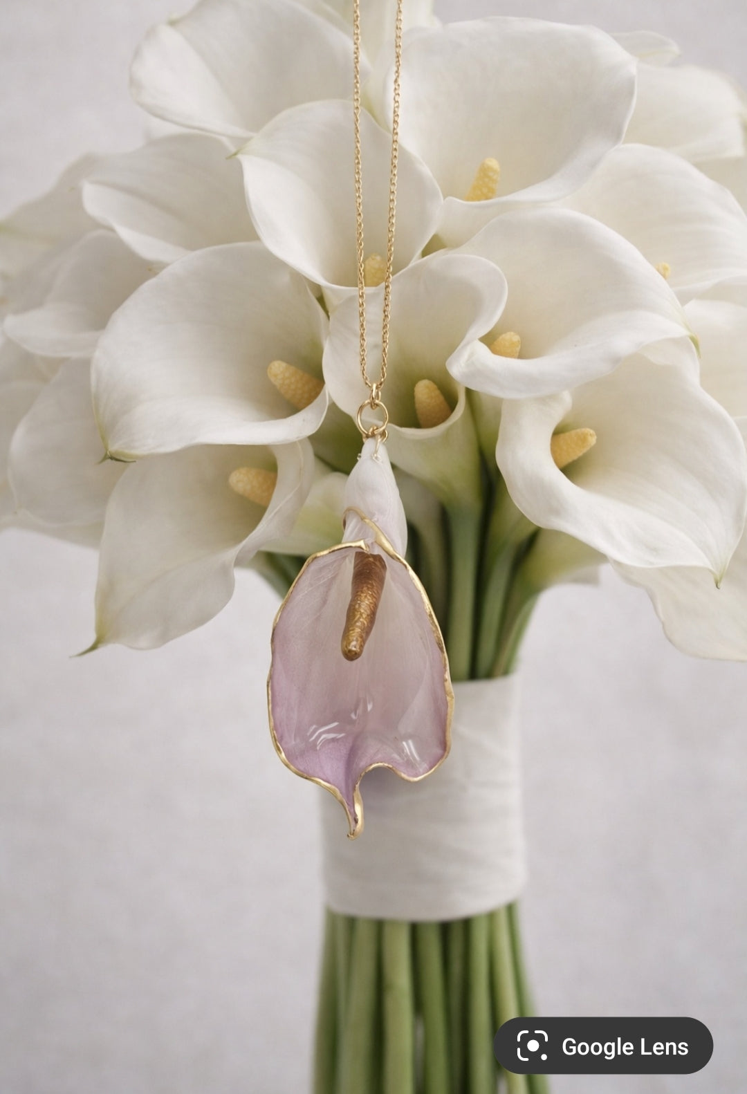 fiore calla rosa in resina ciondolo artigianale Petali sulla Pelle