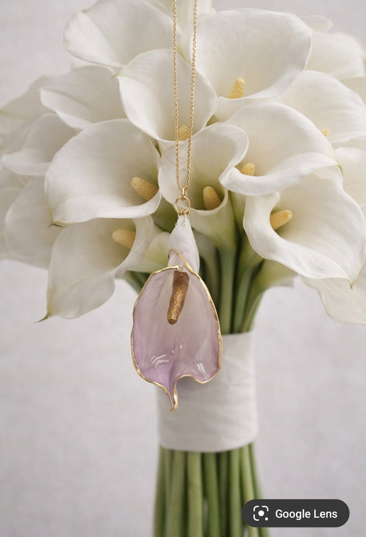 fiore calla rosa in resina ciondolo artigianale Petali sulla Pelle