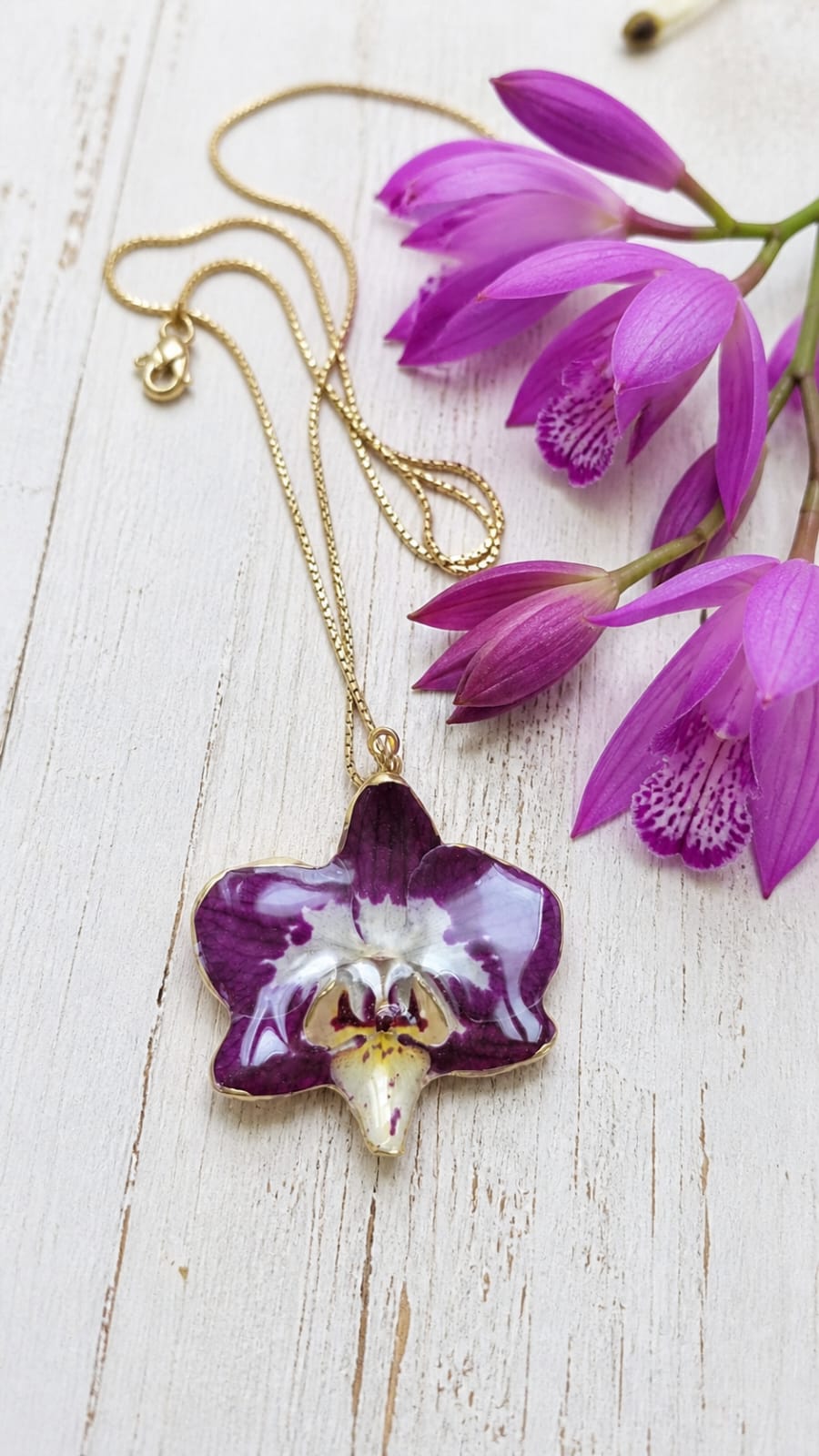 orchidea viola in resina ciondolo artigianale Petali sulla Pelle