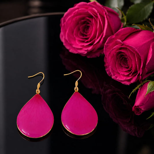 Orecchini artigianali con petali di rosa fuxia conservati in resina