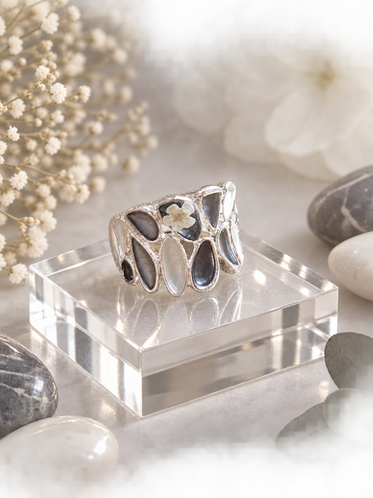 Anello argentato con fiorellino bianco