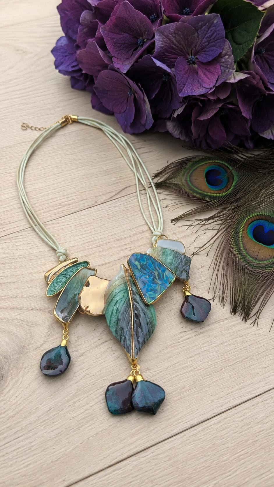 Primizie - Collana geometrica con petalini di ortensia
