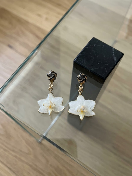 Orecchini - Girellina nera smaltata con mini orchidee