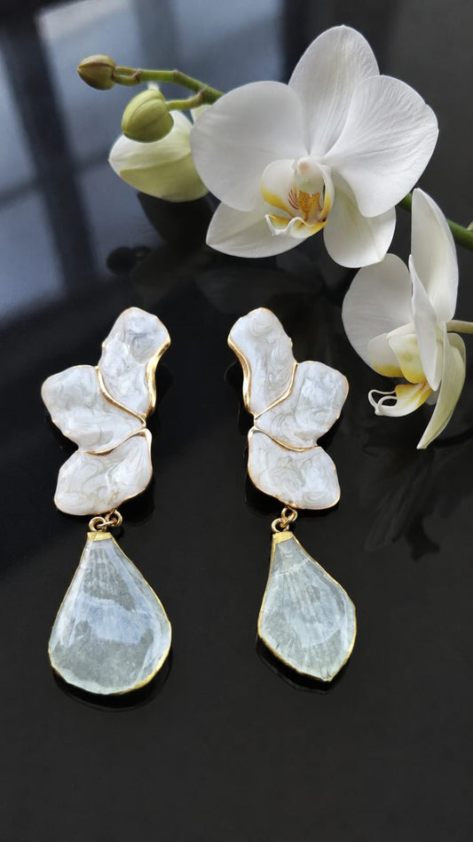 Primizie - Orecchini orchidea bianca con montatura a ventaglio smaltata