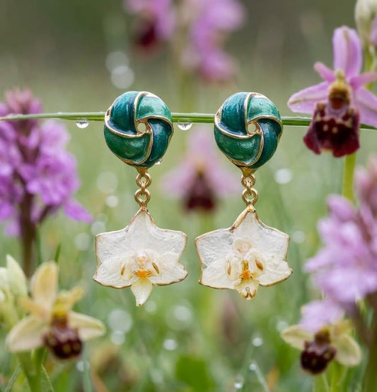 Orecchini - Nodo smaltato verde e mini orchidea