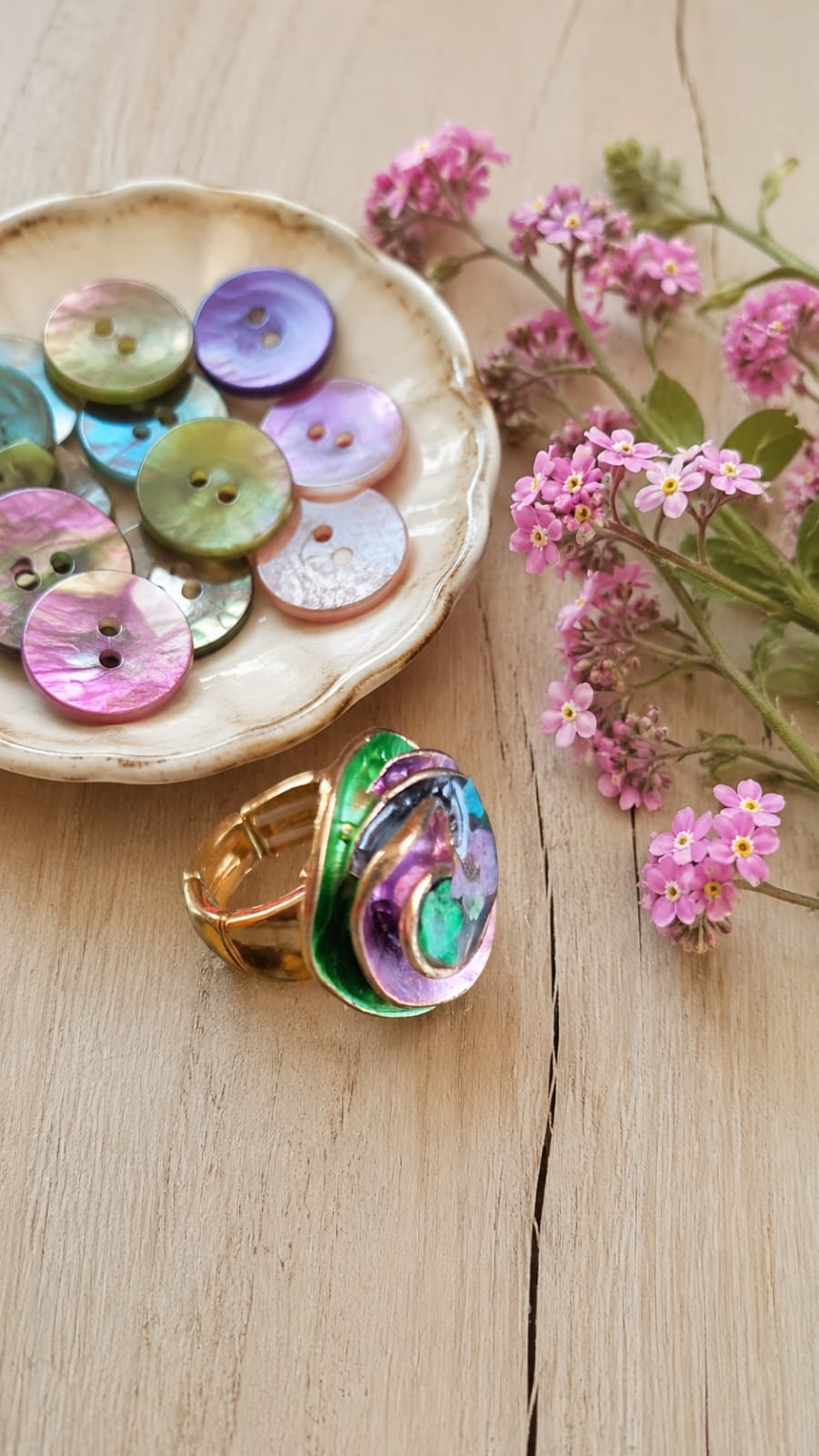 Primizie - Anello - Vortice smaltato di vari colori con fiorellini di campo