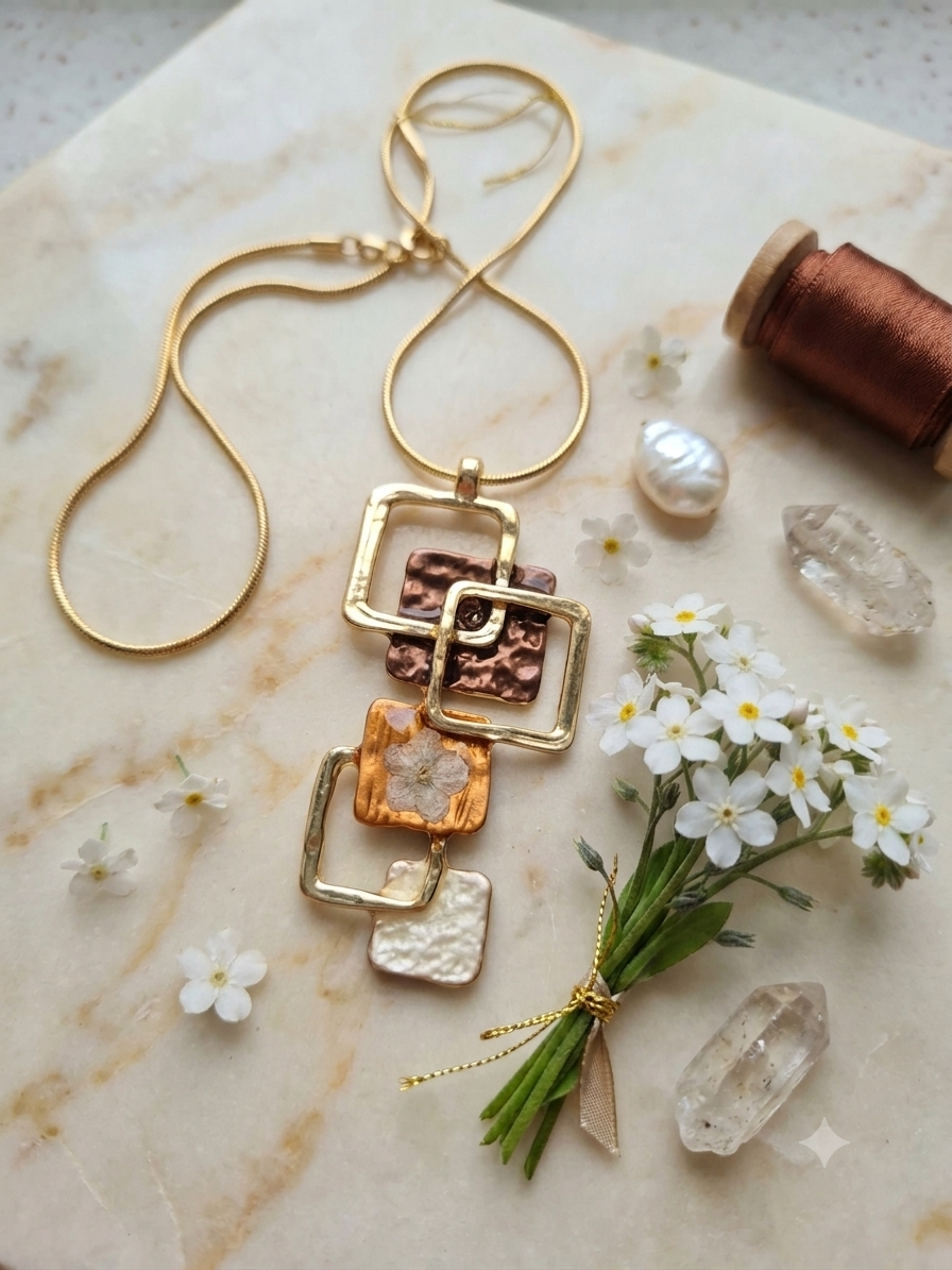 Collana geometrica marrone con Nontiscordardime bianco