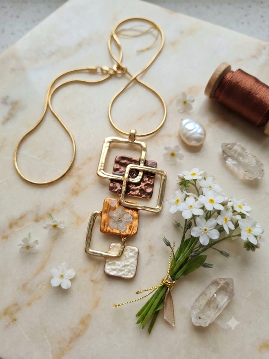 Collana geometrica marrone con Nontiscordardime bianco