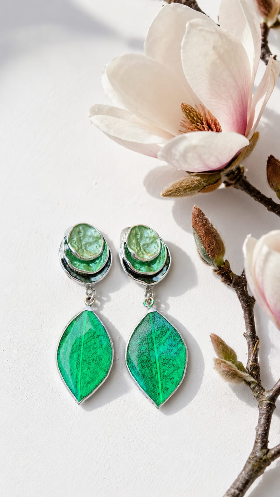 Primizie-orecchini magnolia verde più montatura smaltata verde