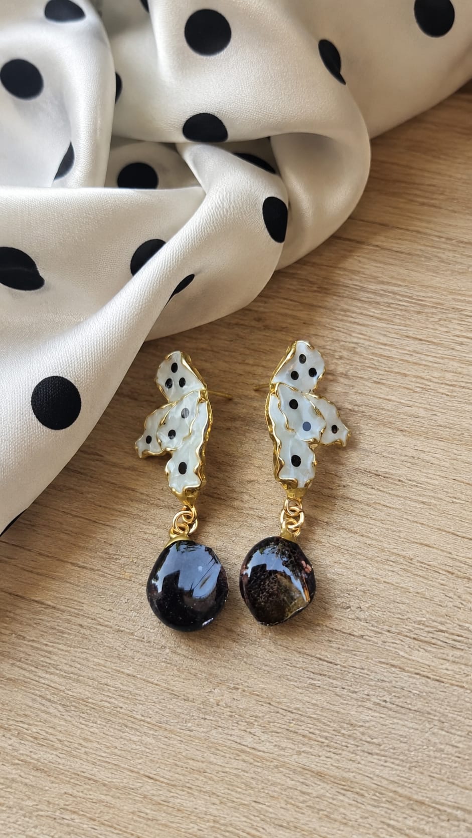 Primizie-orecchini - Petali di ortensia nera e montatura vintage a pois